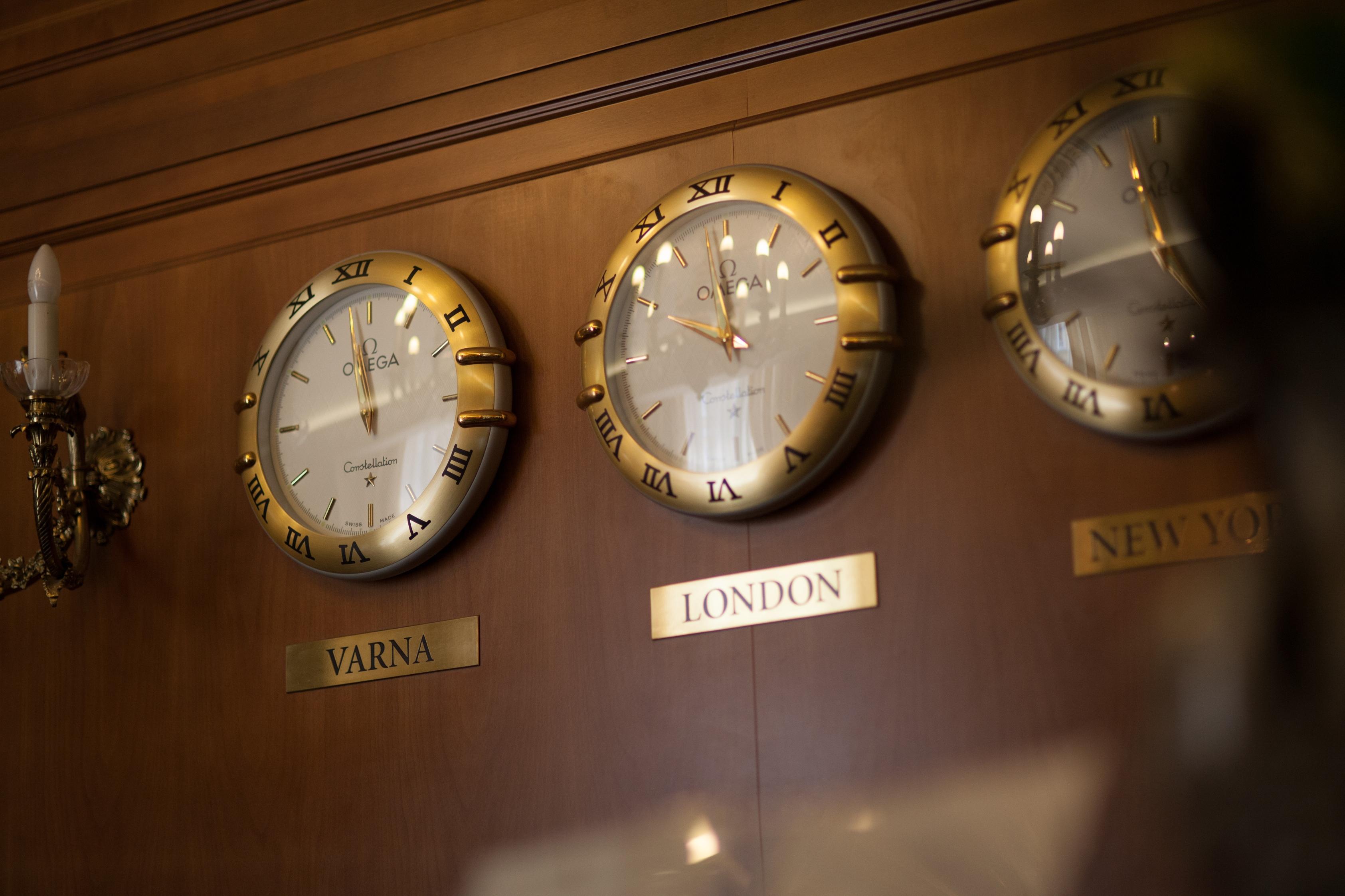 Grand Hotel London Varna Exterior foto Clocks on board a ship