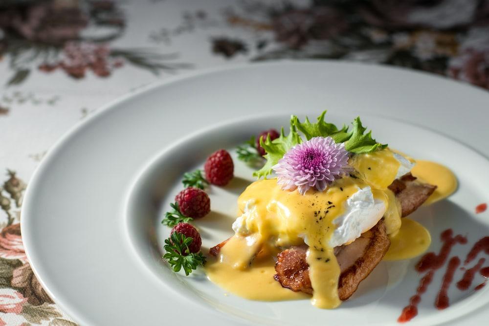 Grand Hotel London Varna Exterior foto A dish of duck confit with a sauce of orange juice, honey, and mustard