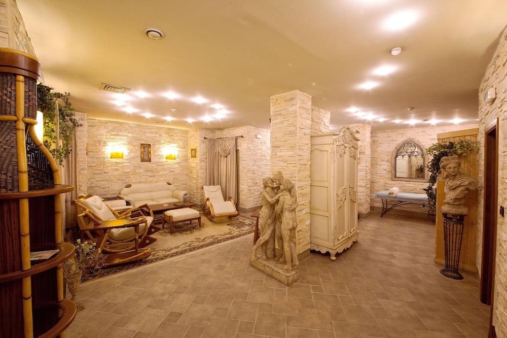 Grand Hotel London Varna Exterior foto A salt cave in the United States