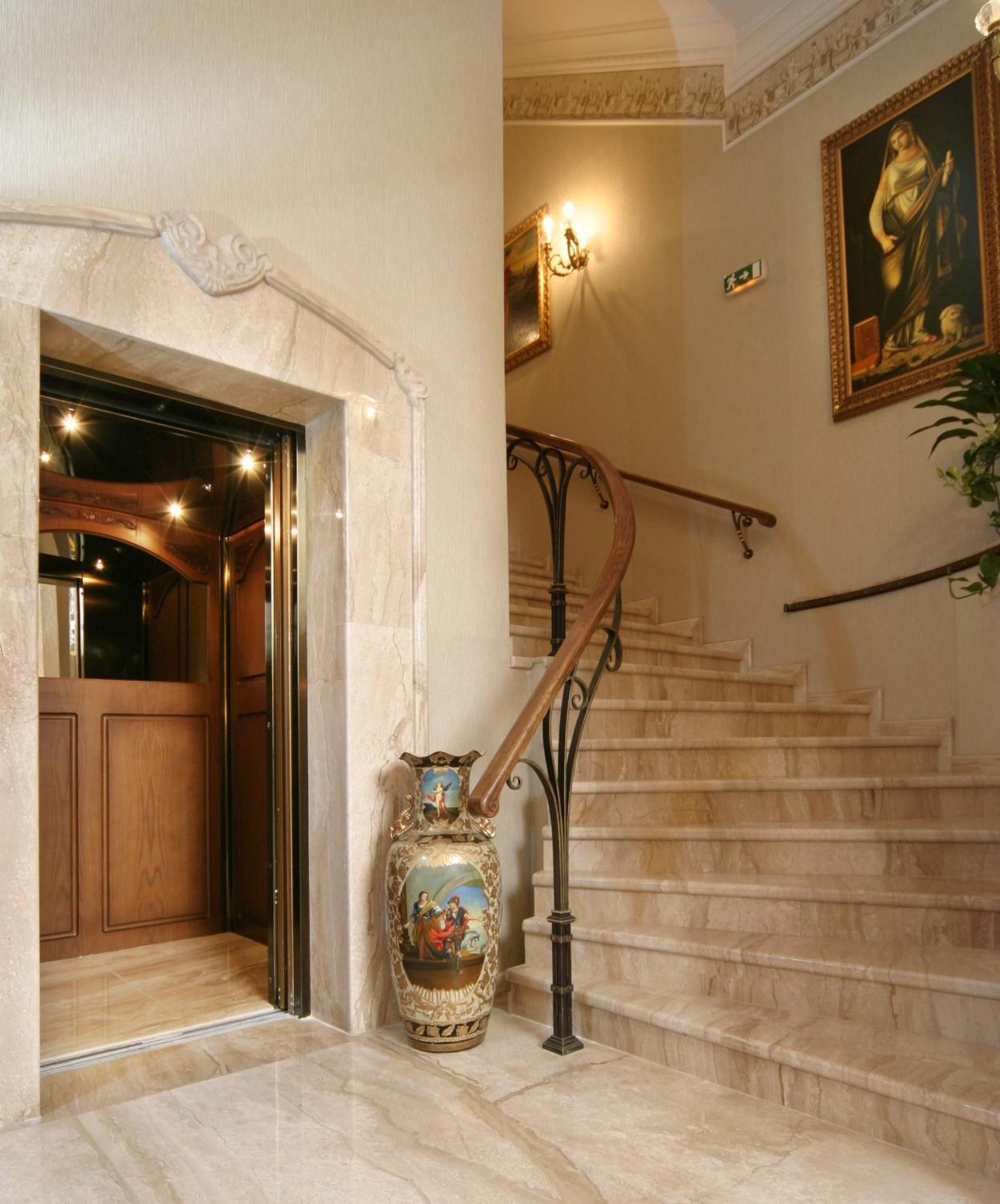 Grand Hotel London Varna Exterior foto A residential elevator