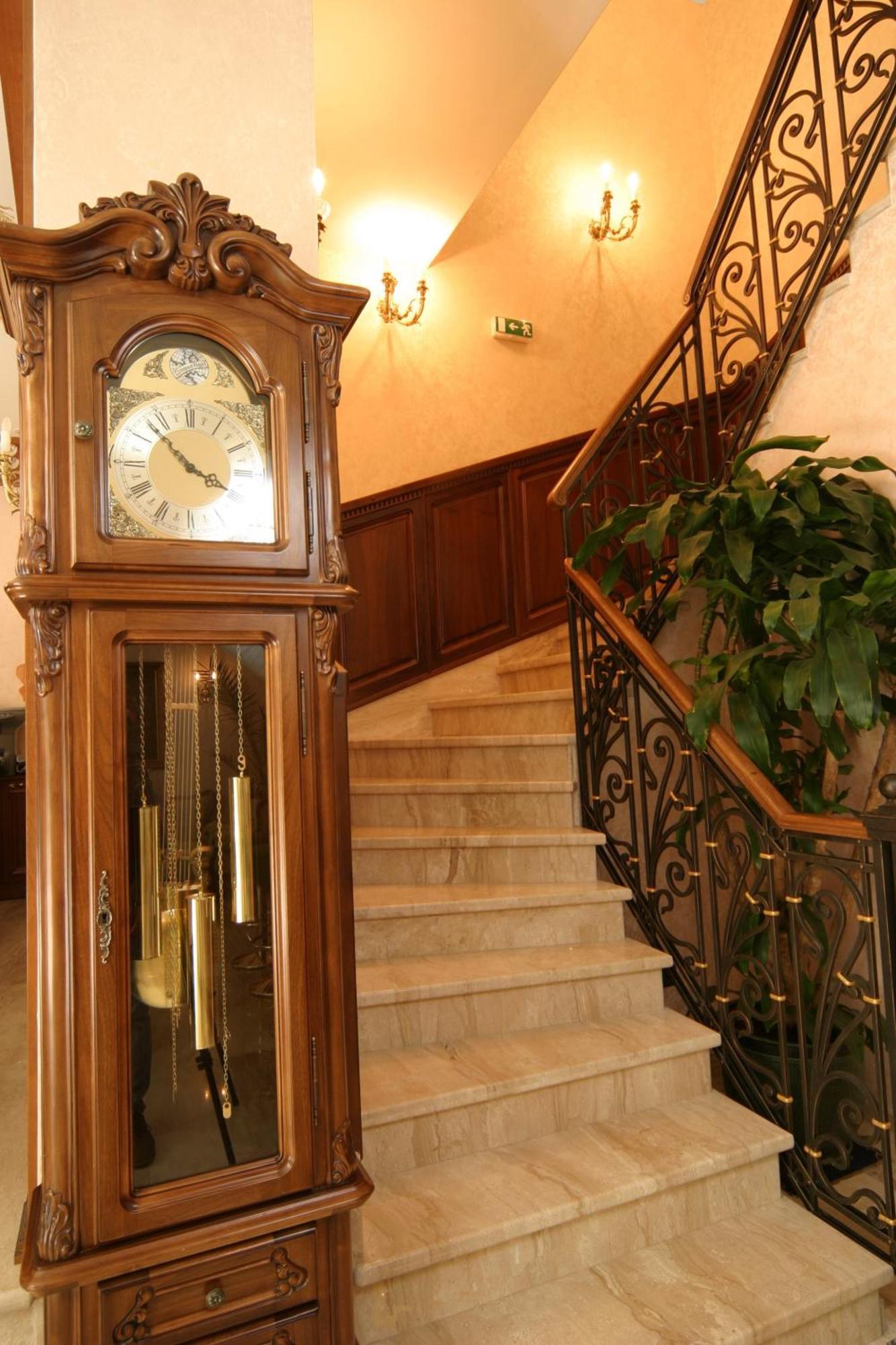 Grand Hotel London Varna Exterior foto A grandfather clock