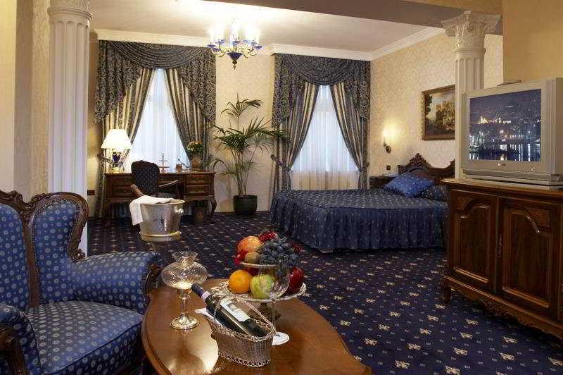 Grand Hotel London Varna Exterior foto A typical hotel room