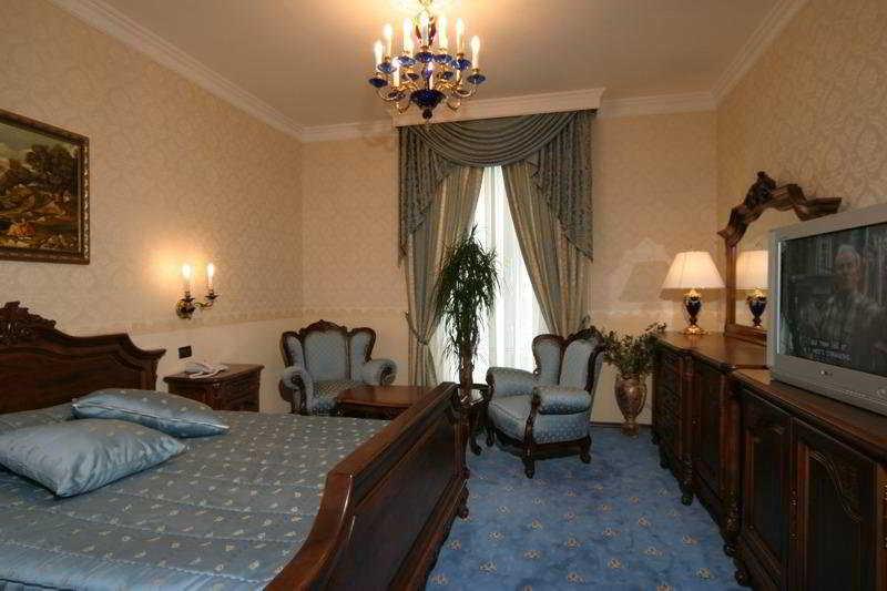 Grand Hotel London Varna Quarto foto A room at the hotel