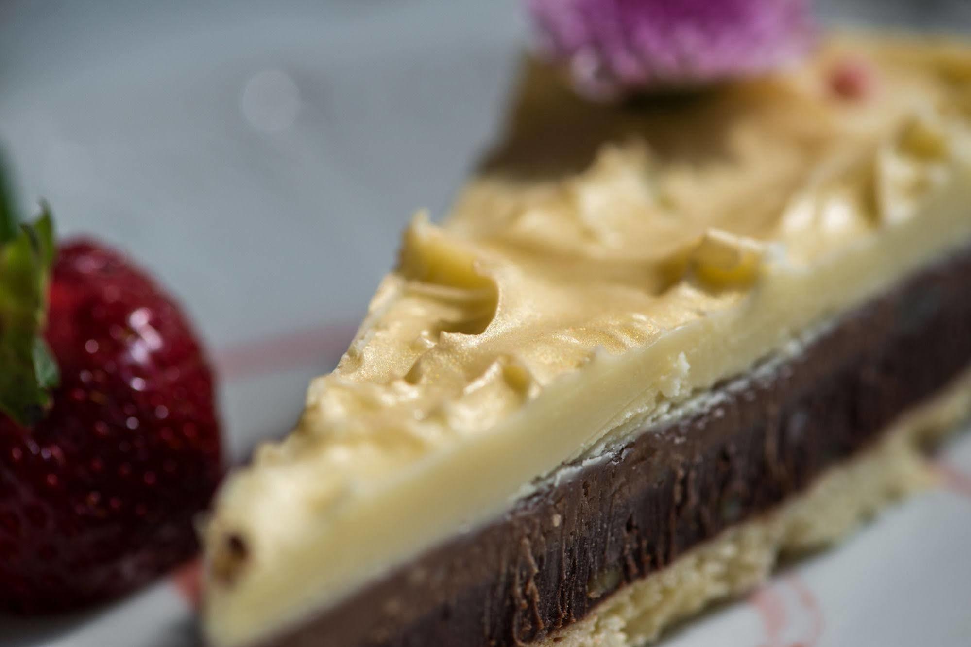 Grand Hotel London Varna Exterior foto A slice of chocolate and fig cake