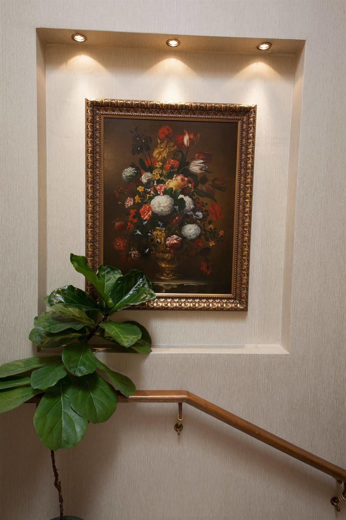Grand Hotel London Varna Exterior foto Ficus lyrata in a home