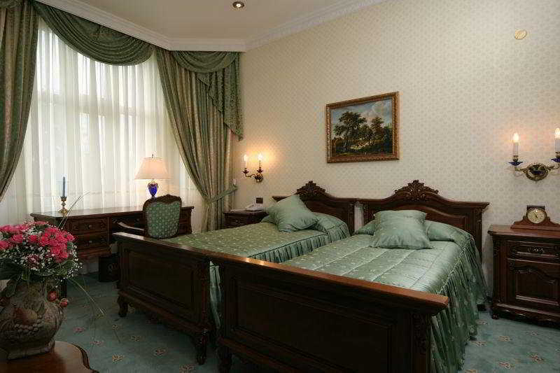 Grand Hotel London Varna Exterior foto A room at the hotel